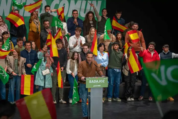 FOTOGRAFÍA. BADAJOZ (EXTREMADURA) REINO DE ESPAÑA, 19 DE DICIEMBRE DE 2025. Extremadura: Histórico VOX con llave del Gobierno ante un PP sin mayoría. PP y PSOE abandonaron Extremadura y se lo dieron todo al separatismo. El presidente de VOX, Santiago Abascal Conde; ha cerrado este viernes la campaña de las elecciones extremeñas del domingo en un acto celebrado en el Palacio de Congresos de Badajoz junto al candidato de VOX a la Junta de Extremadura, Óscar Fernández Calle; el senador de VOX por Extremadura y cabeza de lista por Badajoz a la Asamblea de Extremadura, Ángel Pelayo Gordillo; el secretario general de VOX, Ignacio Garriga Vaz de Conceiçao; los eurodiputados de VOX, liderados por Hermann Leopoldo Tertsch del Valle-Lersundi; la vicesecretaria Nacional de Organización Territorial y Relaciones Institucionales de VOX y diputada por Madrid al Congreso de los Diputados, María de la Cabeza Ruiz Solás; entre otros. Lasvocesdelpueblo (Ñ Pueblo)