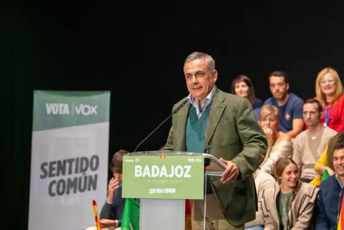 FOTOGRAFÍA. BADAJOZ (EXTREMADURA) REINO DE ESPAÑA, 19 DE DICIEMBRE DE 2025. PP y PSOE abandonaron Extremadura y se lo dieron todo al separatismo. El presidente de VOX, Santiago Abascal Conde; ha cerrado este viernes la campaña de las elecciones extremeñas del domingo en un acto celebrado en el Palacio de Congresos de Badajoz junto al candidato de VOX a la Junta de Extremadura, Óscar Fernández Calle; el senador de VOX por Extremadura y cabeza de lista por Badajoz a la Asamblea de Extremadura, Ángel Pelayo Gordillo; el secretario general de VOX, Ignacio Garriga Vaz de Conceiçao; los eurodiputados de VOX, liderados por Hermann Leopoldo Tertsch del Valle-Lersundi; la vicesecretaria Nacional de Organización Territorial y Relaciones Institucionales de VOX y diputada por Madrid al Congreso de los Diputados, María de la Cabeza Ruiz Solás; entre otros. Lasvocesdelpueblo (Ñ Pueblo)
