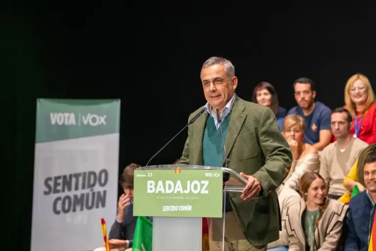 FOTOGRAFÍA. BADAJOZ (EXTREMADURA) REINO DE ESPAÑA, 19 DE DICIEMBRE DE 2025. PP y PSOE abandonaron Extremadura y se lo dieron todo al separatismo. El presidente de VOX, Santiago Abascal Conde; ha cerrado este viernes la campaña de las elecciones extremeñas del domingo en un acto celebrado en el Palacio de Congresos de Badajoz junto al candidato de VOX a la Junta de Extremadura, Óscar Fernández Calle; el senador de VOX por Extremadura y cabeza de lista por Badajoz a la Asamblea de Extremadura, Ángel Pelayo Gordillo; el secretario general de VOX, Ignacio Garriga Vaz de Conceiçao; los eurodiputados de VOX, liderados por Hermann Leopoldo Tertsch del Valle-Lersundi; la vicesecretaria Nacional de Organización Territorial y Relaciones Institucionales de VOX y diputada por Madrid al Congreso de los Diputados, María de la Cabeza Ruiz Solás; entre otros. Lasvocesdelpueblo (Ñ Pueblo)