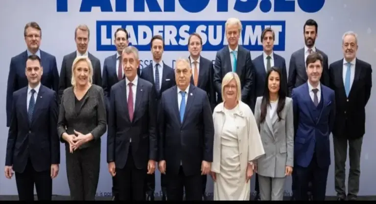 FOTOGRAFÍA. BRUSELAS (BÉLGICA), 17 DE DICIEMBRE DE 2025. Europa "preocupada por la corrupción de Pedro Sánchez". Bruselas registra una reunión de la tercera fuerza política de la Unión Europea (UE), Patriots of Europe. El encuentro ha contado con la participación de Viktor Orbán (4i); primer ministro de Hungría; Andrej Babiš (3i); que ha intervenido por primera vez como primer ministro de la República Checa; la líder opositora en Francia, Anne Perrine Le Pen (Marine Le Pen) (2i); y el líder del Partido por la Libertad de Países Bajos, Geert Wilders (2 fila 4d); junto a representantes de otras quince fuerzas políticas. Lasvocesdelpueblo (Ñ Pueblo)