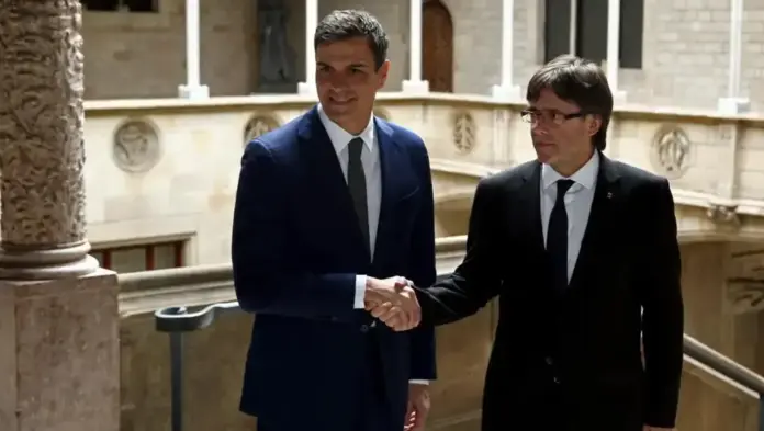 FOTOGRAFÍA. BARCELONA (ESPAÑA), 15 DE 2016. El Tribunal Constitucional avala la detención del prófugo Puigdemont. En la imagen, el presidente del Gobierno autonómico separatista de la Generalidad de Cataluña, Carles Puigdemont Casamajó (d); y el secretario general del Partido Socialista (PSOE), Pedro Sánchez Pérez-Castejón (i); se saludan tras una reunión hoy en el Palacio del régimen secesionista que okupó la Generalidad española de Cataluña y está amenazando con destruir la unidad nacional española en los próximos meses, promoviendo mientras un discurso hispanófobo y de odio contra el pueblo español y la patria española desde las instituciones españolas en la región catalana. Efe