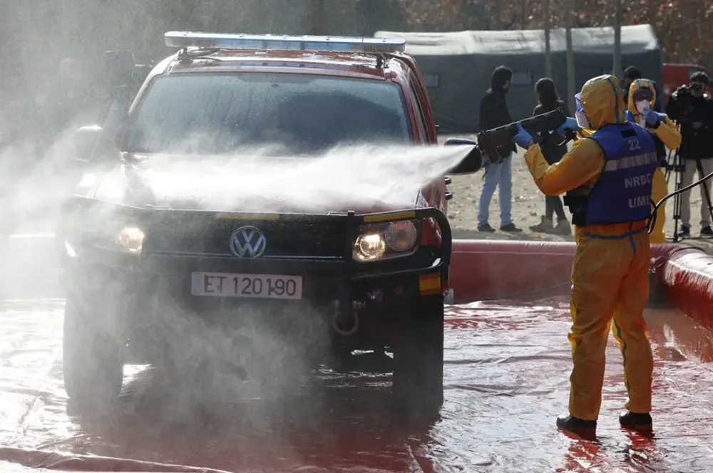 FOTOGRAFÍA. SIERRA DE COLLSEROLA (CERDANYOLA) BARCELONA (CATALUÑA) REINO DE ESPAÑA, 03 DE DICIEMBRE DE 2025. Crisis peste porcina Cataluña. Puesto de desinfección de la UME por donde pasan los coches que han estado en la zona contaminada. Efe
