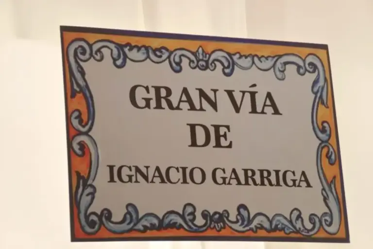 FOTOGRAFÍA. RAMBLA DE BARCELONA (CIUDAD DE BARCELONA) Y PARC FORUM DE SAN ADRIÁN DE BESÓS (BARCELONA) ESPAÑA, 23 DE ABRIL DE 2022. Detalle de un cartel callejero que muestra "Gran Vía de Ignacio Garriga" (Ignacio Garriga Vaz de Conceiçao), presidente del Grupo Parlamentario de VOX al Parlamento de Cataluña y diputado de VOX por Barcelona al Congreso de los Diputados) hoy en la Caseta VOX en la Feria de Abril de Cataluña, en el Día de San Jorge de Cataluña ("Sant Jordi"), dos años después de la crisis sanitaria del COVID 19; una "Diada" con dos únicos protagonistas: tormentas y granizos. Los catalanes junto a los separatistas y resto de españoles llegados del resto de España se dejan ver en medio de tormentas y granizos durante toda la jornada de "amor" entre los compatriotas de la región catalana. Lasvocesdelpueblo (Ñ Pueblo)