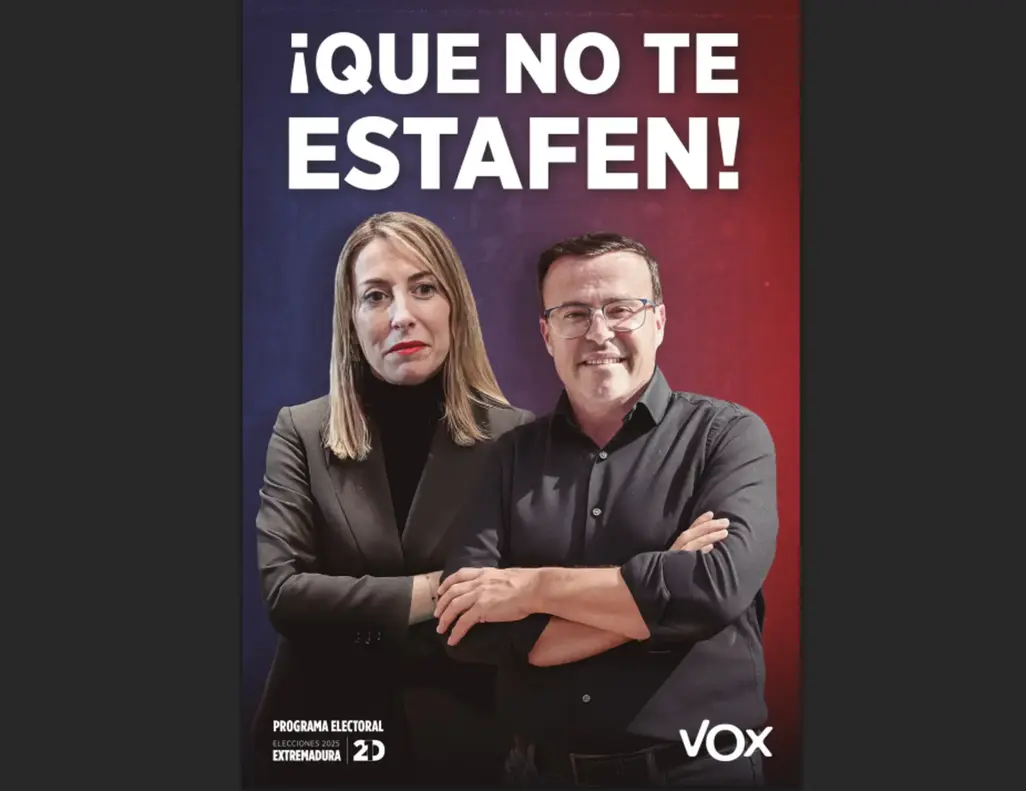 FOTOGRAFÍA. MÉRIDA (EXTREMADURA) REINO DE ESPAÑA, 05 DE DICIEMBRE DE 2025. Elecciones Extremadura 21D - Programa Electoral de VOX para las elecciones autonómicas extremeñas del 21 de diciembre de 2025. Vota VOX - Sentido Común. Desde calle Bambú 12 de Madrid advierten a los extremeños de los peligros del socialismo rojo Partido Socialista (PSOE) del candidato presunto corrupto investigado por la Justicia Ángel Gallardo Miranda (d); y del socialismo azul Partido Popular (PP) de su candidata contrato de trabajo en el PP, María Guardia Martín (i). Lasvocesdelpueblo (Ñ Pueblo)