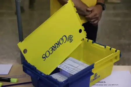 FOTOGRAFÍA. (MÉRIDA) EXTREMADURA (REINO DE ESPAÑA), 09 DE JUNIO DE 2024. Robos sin éxito en Correos de Malpartida de Cáceres y Alagón del Río. Un empleado de correos entrega el voto por correo en una mesa electoral este domingo, 9 de junio de 2024, jornada electoral de las Elecciones Europeas 9 Junio (9J). Efe