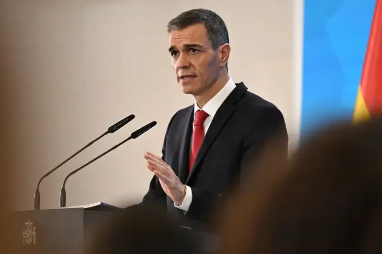 FOTOGRAFÍA. MADRID (REINO DE ESPAÑA), 15 DE DICIEMBRE DE 2025. Pedro Sánchez: "Pues la va a haber". El presidente del Gobierno de coalición en minoría de España y secretario general del Partido Socialista (PSOE), Pedro Sánchez, comparece para efectuar un balance del curso político y presentar el informe periódico de rendición de cuentas "Cumpliendo". Lasvocesdelpueblo (Ñ Pueblo)