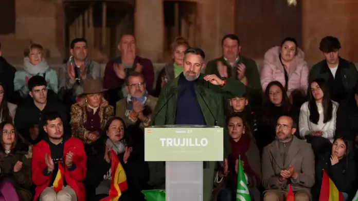 Santiago Abascal, Trujillo, Extremadura, Elecciones Extremadura 21D, VOX,Intereses de los extremeños y (resto) de españoles en primer lugar (1) FOTOGRAFÍA. TRUJILLO (CÁCERES) EXTREMADURA (REINO DE ESPAÑA), 01 DE DICIEMBRE DE 2025. Elecciones Extremadura 21D. El jefe de la calle Bambú 12 de Madrid, Santiago Abascal Conde (en la imagen), ha arropado al candidato del partido de las clases obreras y patriotismo español, VOX, Óscar Hernández Calle (en la imagen), la tarde y noche del lunes un multitudinario acto en la Plaza Mayor de Trujillo. Lasvocesdelpueblo (Ñ Pueblo).