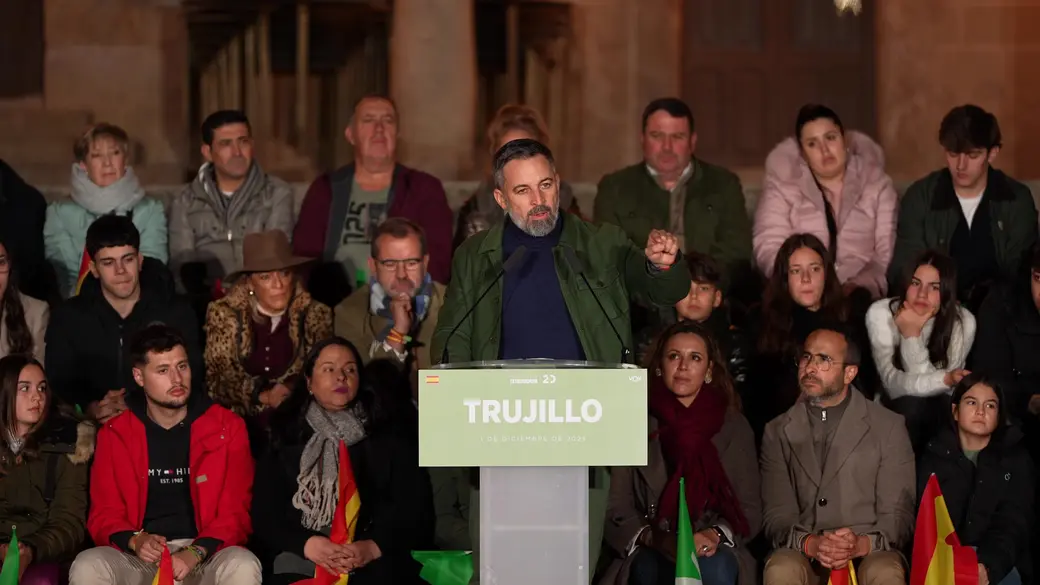 FOTOGRAFÍA. TRUJILLO (CÁCERES) EXTREMADURA (REINO DE ESPAÑA), 01 DE DICIEMBRE DE 2025. Elecciones Extremadura 21D. El jefe de la calle Bambú 12 de Madrid, Santiago Abascal Conde (en la imagen), ha arropado al candidato del partido de las clases obreras y patriotismo español, VOX, Óscar Hernández Calle (en la imagen), la tarde y noche del lunes un multitudinario acto en la Plaza Mayor de Trujillo. Lasvocesdelpueblo (Ñ Pueblo).