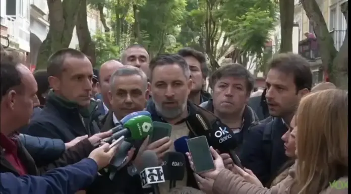 FOTOGRAFÍA. DON BENITO (BADAJOZ) EXTREMADURA (REINO DE ESPAÑA), 18 DE DICIEMBRE DE 2025. Elecciones Extremadura 21D | Pedro Sánchez puede "alterar el censo electoral y manipular los resultados electorales". El presidente de Patriots of Europe y líder nacional de VOX, Santiago Abascal Conde (c); junto al candidato de VOX a la Presidencia de la Junta de Extremadura, Óscar Fernández Calle; y el senador de VOX por Extremadura y cabeza de lista por Badajoz a la Asamblea de Extremadura, Ángel Pelayo Gordillo; atiende a los medios de comunicación en Don Benito (Badajoz), dentro de los actos de la campaña Elecciones Extremadura 21D. Lasvocesdelpueblo (Ñ Pueblo)
