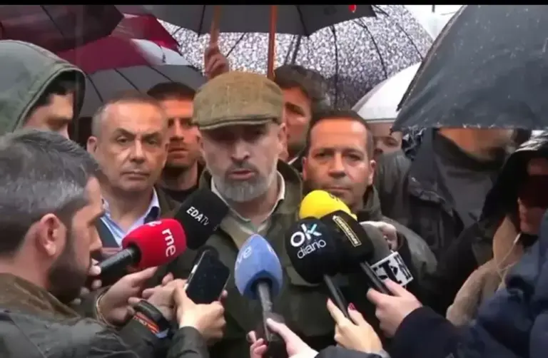 FOTOGRAFÍA. VALENCIA DE ALCÁNTARA (CÁCERES) EXTREMADURA (REINO DE ESPAÑA), 19 DE DICIEMBRE DE 2025. Extremadura entre insulto de Sánchez y proverbial soberbia de Guardiola. Elecciones Extremadura 21D | El presidente de Patriots of Europe y líder nacional de VOX, Santiago Abascal Conde (c); junto al candidato de VOX a la Presidencia de la Junta de Extremadura, Óscar Fernández Calle (d); y el senador de VOX por Extremadura y cabeza de lista por Badajoz a la Asamblea de Extremadura, Ángel Pelayo Gordillo (i); atiende a los medios de comunicación en Valencia de Alcántara (Cáceres), dentro de los actos de la campaña Elecciones Extremadura 21D. Lasvocesdelpueblo (Ñ Pueblo)