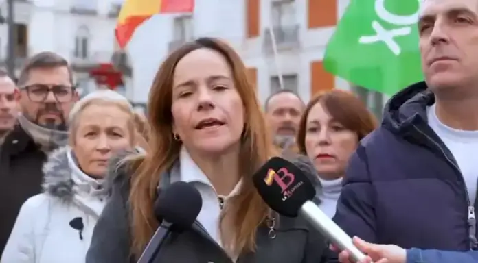 FOTOGRAFÍA. MADRID (REINO DE ESPAÑA), 14 DE DICIEMBRE DE 2025. "Si Pablo Iglesias lo hace a una mujer de VOX se queda sin dientes". Desde la Plaza La Puerta del Sol de la ciudad de Madrid, el portavoz nacional de Vox en Inmigración, Seguridad e Interior, Samuel Vázquez Álvarez (d); y la portavoz de Agenda España y portavoz del Grupo Parlamentario de VOX en la Asamblea de la Comunidad de Madrid, Isabel La Buena (Isabel Pérez Moniño-Aranda) (i), han arropado este domingo a la anciana de 80 años atacada por un soldado marroquí de la invasión migratoria de España. Lasvocesdelpueblo (Ñ Pueblo)