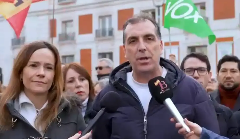 FOTOGRAFÍA. MADRID (REINO DE ESPAÑA), 14 DE DICIEMBRE DE 2025. "Si Pablo Iglesias lo hace a una mujer de VOX se queda sin dientes". Desde la Plaza La Puerta del Sol de la ciudad de Madrid, el portavoz nacional de Vox en Inmigración, Seguridad e Interior, Samuel Vázquez Álvarez (d); y la portavoz de Agenda España y portavoz del Grupo Parlamentario de VOX en la Asamblea de la Comunidad de Madrid, Isabel La Buena (Isabel Pérez Moniño-Aranda) (i), han arropado este domingo a la anciana de 80 años atacada por un soldado marroquí de la invasión migratoria de España. Lasvocesdelpueblo (Ñ Pueblo)