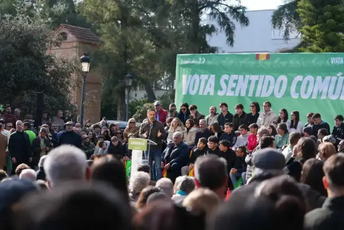 Si hay un partido que defiende a las mujeres ese es VOX, Santiago Abascal Conde,Óscar Fernández Calle,Almendralejo,Extremadura (3) FOTOGRAFÍA. ALMENDRALEJO (BADAJOZ) EXTREMADURA (REINO DE ESPAÑA), 13 DE DICIEMBRE DE 2025. Elecciones Extremadura 21D - "Si hay un partido que defiende a las mujeres ese es VOX". El presidente de Patriots of Europe y líder nacional de VOX, Santiago Abascal Conde; junto el candidato de VOX a la Presidencia de la Junta de Extremadura, Óscar Fernández Calle; y el senador de VOX por Extremadura y cabeza de lista por Badajoz a la Asamblea de Extremadura, Ángel Pelayo Gordillo; ha participado este mediodía a un acto público de campaña electoral del 21D Extremadura en Almendralejo, municipio y ciudad española de la provincia de Badajoz, en la comunidad autónoma de Extremadura. Lasvocesdelpueblo (Ñ Pueblo)
