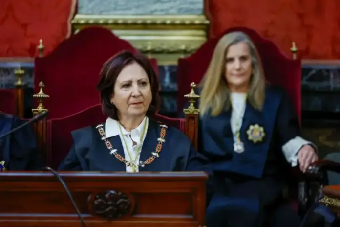 Teresa sustituye al delincuente Álvaro la frente de la Fiscalía, nueva fiscal general Teresa Peramato Martín FOTOGRAFÍA. MADRID (REINO DE ESPAÑA), 11 DE DICIEMBRE DE 2025. La recién nombrada fiscal general del Estado, feminista y WOKE, Teresa Peramato Martín (primer plano), durante la toma de posesión de su cargo este jueves en la sede del Tribunal Supremo, sustituyendo a su colega delincuente Álvaro García Ortiz, inhabilitado por parte del Tribunal Supremo tras hechos comprobados en el Juicio a él sobre su autoría en la filtración de datos reservados por fines políticos. Efe