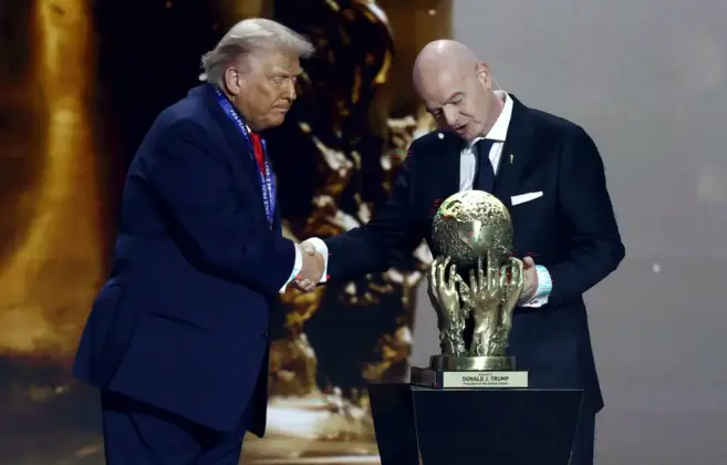 FOTOGRAFÍA. WASHINGTON (ESTADOS UNIDOS DE AMÉRICA), 05 DE DICIEMBRE DE 2025. El presidente de los Estados Unidos (EEUU), Donald John Trump (izq), recibe el Premio de la Paz de la FIFA de manos del presidente de la FIFA, Giovanni Infantino. Efe
