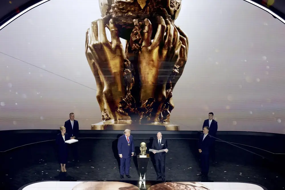 FOTOGRAFÍA. WASHINGTON (ESTADOS UNIDOS DE AMÉRICA), 05 DE DICIEMBRE DE 2025. El presidente de los Estados Unidos (EEUU), Donald John Trump (izq), recibe el Premio de la Paz de la FIFA de manos del presidente de la FIFA, Giovanni Infantino. Efe