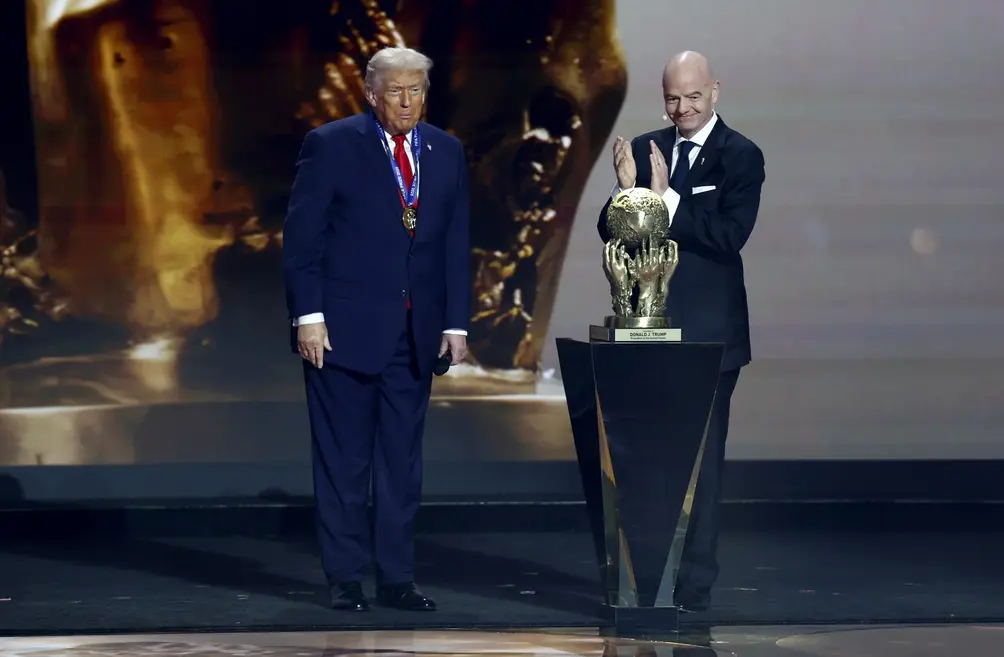 FOTOGRAFÍA. WASHINGTON (ESTADOS UNIDOS DE AMÉRICA), 05 DE DICIEMBRE DE 2025. El presidente de los Estados Unidos (EEUU), Donald John Trump (izq), recibe el Premio de la Paz de la FIFA de manos del presidente de la FIFA, Giovanni Infantino. Efe
