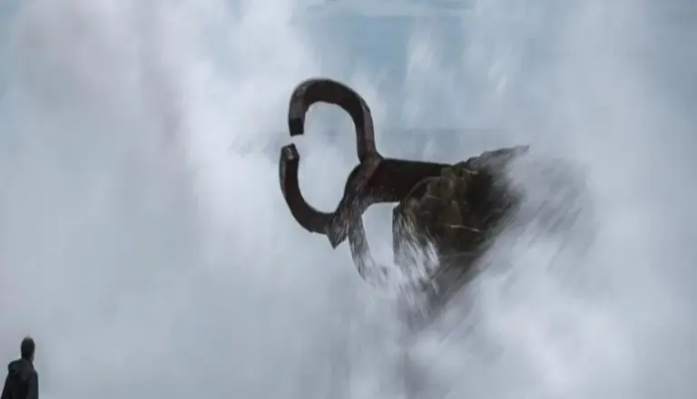 FOTOGRAFÍA. SAN SEBASTIÁN (REINO DE ESPAÑA), 30 DE DICIEMBRE DE 2022. España en alerta por la borrasca marroquí Emilia. Un hombre observa el oleaje este viernes junto al Peine del Viento de San Sebastián, en la Comunidad Autónoma de Las Vascongadas (Reino de España). Efe