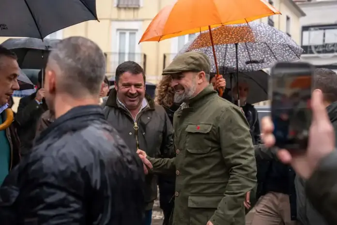 VALENCIA DE ALCÁNTARA (CÁCERES),VOX, Abascal, Extremadura (1) FOTOGRAFÍA. VALENCIA DE ALCÁNTARA (CÁCERES) EXTREMADURA (REINO DE ESPAÑA), 19 DE DICIEMBRE DE 2025. Cielos muy nubosos y precipitaciones este sábado. Extremadura entre insulto de Sánchez y proverbial soberbia de Guardiola. Elecciones Extremadura 21D | El presidente de Patriots of Europe y líder nacional de VOX, Santiago Abascal Conde (c); junto al candidato de VOX a la Presidencia de la Junta de Extremadura, Óscar Fernández Calle; y el senador de VOX por Extremadura y cabeza de lista por Badajoz a la Asamblea de Extremadura, Ángel Pelayo Gordillo; atiende a los medios de comunicación en Valencia de Alcántara (Cáceres), dentro de los actos de la campaña Elecciones Extremadura 21D. Lasvocesdelpueblo (Ñ Pueblo)