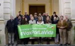 FOTOGRAFÍA. SEVILLA (ANDALUCÍA) ESPAÑA, 28 DE DICIEMBRE DE 2025. La portavoz nacional de Familia de VOX, Ainhoa García Flórez (5d); acompañada por la diputada nacional por Sevilla al Congreso de los Diputados y dirigente histórica de esta formación obrera española en la Comunidad Autónoma de Sevilla, María de los Reyes Romero Vilches (Reyes Romero) (3d); la portavoz del Grupo Municipal de VOX en el Ayuntamiento de Sevilla, María Cristina Peláez Izquierdo (Cristina Peláez) (4d); y el presidente del Comité Ejecutivo Provincial (CEP) de VOX en la provincia de Sevilla, Javier Navarro Ortiz (d); ha atendido a los medios de comunicación el mediodía de este domingo 28 de diciembre en Plaza Nueva, 1, del Ayuntamiento de Sevilla, desde donde la patriotas Ainhoa y Cristina han leído el "Manifiesto por la Vida 28 de diciembre: Día de los santos inocentes". Lasvocesdelpueblo (Ñ Pueblo)