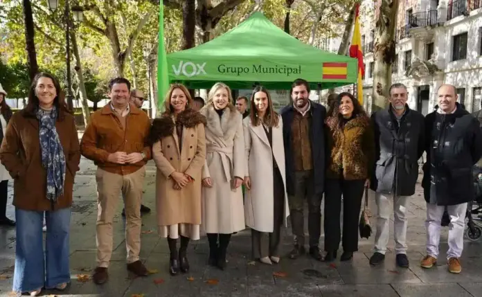 VOX, Manifiesto por la Vida 28 de diciembre, Día de los santos inocentes,Sevilla,VOX defiende a los bebés frente a la cultura de muerte FOTOGRAFÍA. SEVILLA (ANDALUCÍA) ESPAÑA, 28 DE DICIEMBRE DE 2025. La portavoz nacional de Familia de VOX, Ainhoa García Flórez (5i); acompañada por la diputada nacional por Sevilla al Congreso de los Diputados y dirigente histórica de esta formación obrera española en la Comunidad Autónoma de Sevilla, María de los Reyes Romero Vilches (Reyes Romero) (3i); la portavoz del Grupo Municipal de VOX en el Ayuntamiento de Sevilla, María Cristina Peláez Izquierdo (Cristina Peláez) (4i); y el presidente del Comité Ejecutivo Provincial (CEP) de VOX en la provincia de Sevilla, Javier Navarro Ortiz (2i); ha atendido a los medios de comunicación el mediodía de este domingo 28 de diciembre en Plaza Nueva, 1, del Ayuntamiento de Sevilla, desde donde la patriotas Ainhoa y Cristina han leído el "Manifiesto por la Vida 28 de diciembre: Día de los santos inocentes". Lasvocesdelpueblo (Ñ Pueblo)