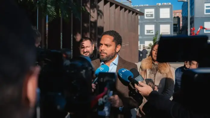 FOTOGRAFÍA. BARRIO DE LA SAGRERA (DISTRIOTO DE SANT ANDREU) BARCELONA (CATALUÑA) REINO DE ESPAÑA, 03 DE DICIEMBRE DE 2025. El secretario general de VOX y presidente del Grupo Parlamentario de VOX en el Parlamento de Cataluña, Ignacio Garriga Vaz de Conceiçao, ha visitado hoy el barrio de La Sagrera, en el distrito de Sant Andreu (ciudad de Barcelona). Lasvocesdelpueblo (Ñ Pueblo)