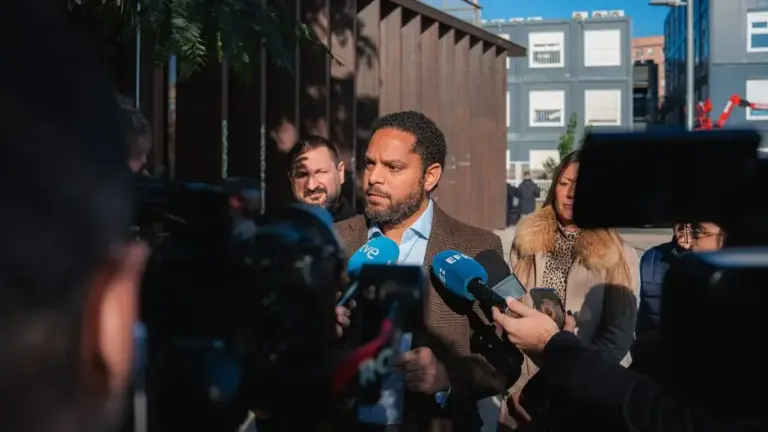 FOTOGRAFÍA. BARRIO DE LA SAGRERA (DISTRIOTO DE SANT ANDREU) BARCELONA (CATALUÑA) REINO DE ESPAÑA, 03 DE DICIEMBRE DE 2025. El secretario general de VOX y presidente del Grupo Parlamentario de VOX en el Parlamento de Cataluña, Ignacio Garriga Vaz de Conceiçao, ha visitado hoy el barrio de La Sagrera, en el distrito de Sant Andreu (ciudad de Barcelona). Lasvocesdelpueblo (Ñ Pueblo)