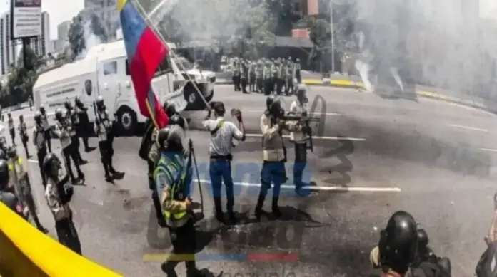 FOTOGRAFÍA. CARACAS (VENEZUELA), MIÉRCOLES 26 DE ABRIL DE 2017. (Lasvocesdelpueblo)-. En las imágenes, los agentes del régimen del presidente Nicolás Maduro durante la brutal represión de los manifestantes opositores este miércoles 26 de abril de 2017 en todo el país. Los niños tuvieron que recibir atención de primeros auxilios por los efectos de los gases lacrimógenos y ser evacuados inmediatamente por sus representantes para alejarlos de la contención desmedida por parte de este cuerpo de seguridad del Estado. Lasvocesdelpueblo (Ñ Pueblo).