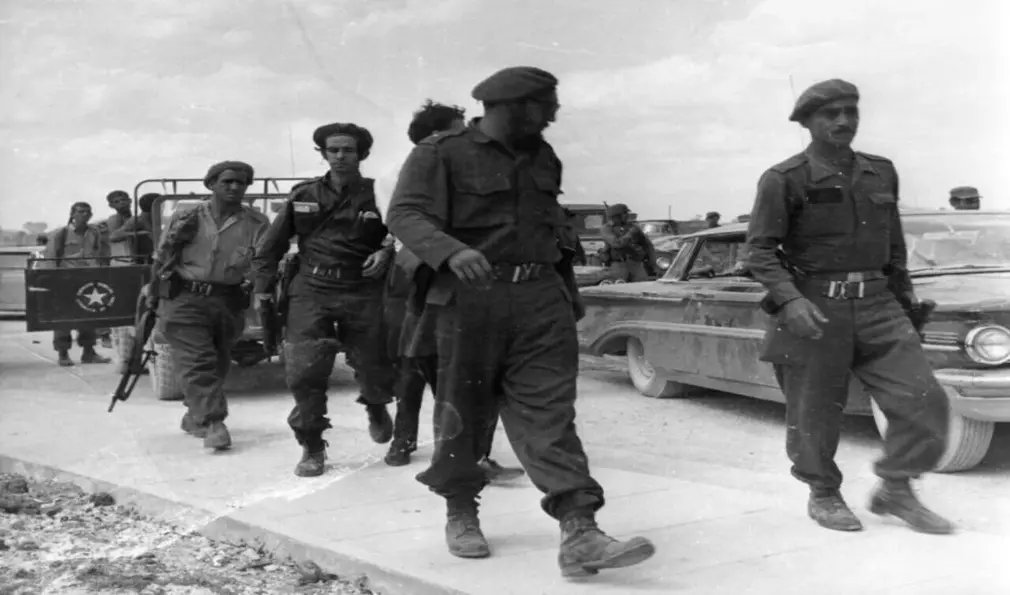 FOTOGRAFÍA. BAHÍA COCHINOS (CUBA), 17 DE ABRIL DE 1961. El dictador comunista Fidel Castro durante la defensa de Bahía Cochinos, tras la invasión militar de al menos 1300 exiliados cubanos procedentes de los Estados Unidos de América (EEUU). Efe