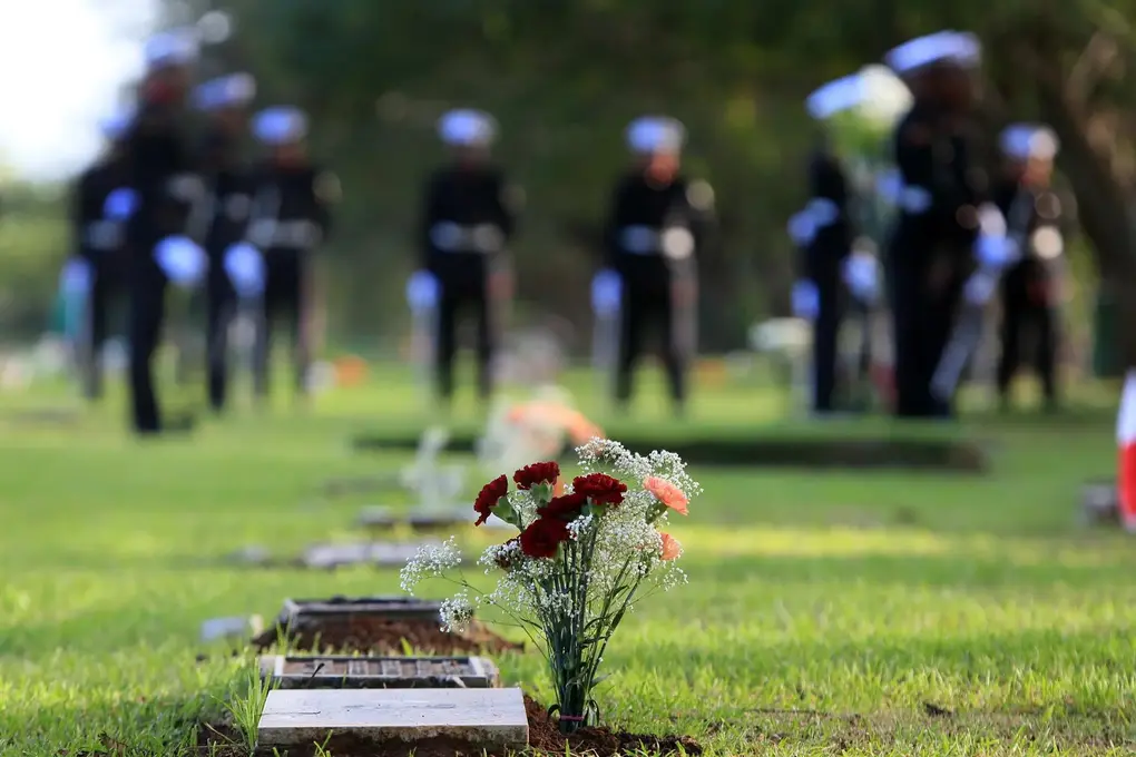 FOTOGRAFÍA. CIUDAD DE PANAMÁ (PANAMÁ), 20 DE DICIEMBRE DE 2015. En la imagen un grupo de personas que asiste a un acto conmemorativo al aniversario de invasión de los Estados Unidos de América (EEUU) a Panamá en un camposanto de la ciudad de Panamá. Efe