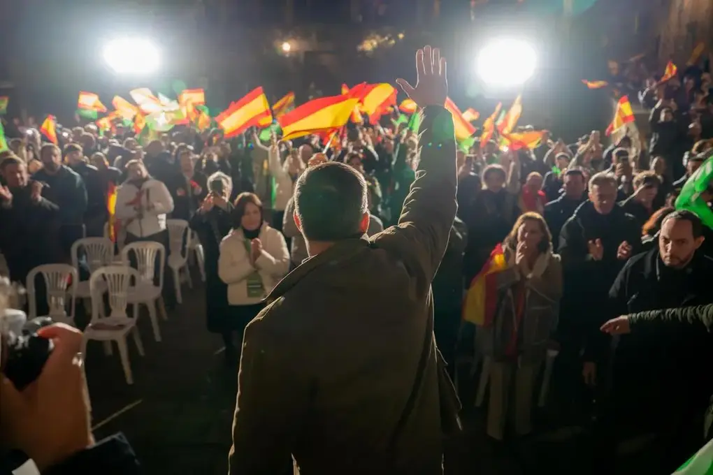 FOTOGRAFÍA. CÁCERES (EXTREMADURA) REINO DE ESPAÑA, 05 DE DICIEMBRE DE 2025. Elecciones autonómicas Extremadura 21D | Los dirigentes de VOX: el presidente nacional de VOX y líder de Patriots of Europe, Santiago Abascal Conde; el candidato de VOX a presidir la Junta de Extremadura, Oscar Fernández Calle; el senador por Extremadura y candidato por Badajoz a la Asamblea de Extremadura, Ángel Pelayo Gordillo; y el portavoz del Grupo Municipal de VOX en el Ayuntamiento de Cáceres, Eduardo María Gutiérrez Murillo (Eduardo Gutiérrez); registrado este viernes en Plaza de San Jorge de Cáceres, lugar elegido por VOX para iniciar la campaña electoral del 21 de diciembre en Extremadura. Lasvocesdelpueblo (Ñ Pueblo)