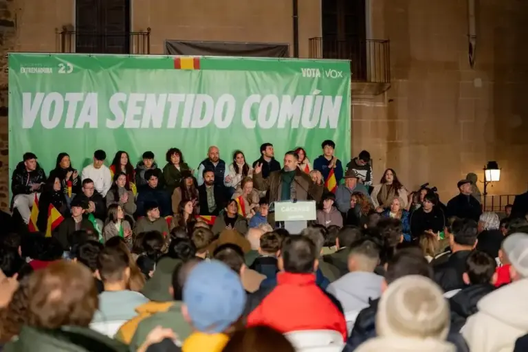 FOTOGRAFÍA. CÁCERES (EXTREMADURA) REINO DE ESPAÑA, 05 DE DICIEMBRE DE 2025. Elecciones autonómicas Extremadura 21D | Los dirigentes de VOX: el presidente nacional de VOX y líder de Patriots of Europe, Santiago Abascal Conde; el candidato de VOX a presidir la Junta de Extremadura, Oscar Fernández Calle; el senador por Extremadura y candidato por Badajoz a la Asamblea de Extremadura, Ángel Pelayo Gordillo; y el portavoz del Grupo Municipal de VOX en el Ayuntamiento de Cáceres, Eduardo María Gutiérrez Murillo (Eduardo Gutiérrez); registrado este viernes en Plaza de San Jorge de Cáceres, lugar elegido por VOX para iniciar la campaña electoral del 21 de diciembre en Extremadura. Lasvocesdelpueblo (Ñ Pueblo)