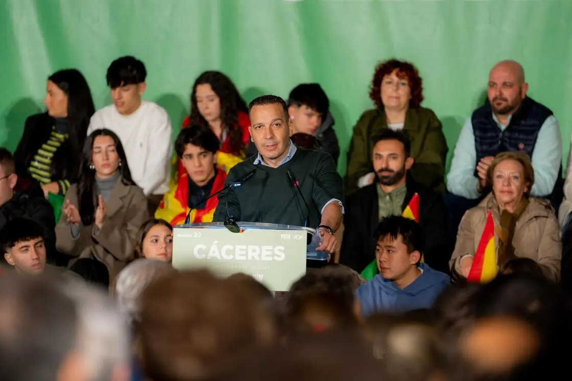 FOTOGRAFÍA. CÁCERES (EXTREMADURA) REINO DE ESPAÑA, 05 DE DICIEMBRE DE 2025. Elecciones autonómicas Extremadura 21D | Los dirigentes de VOX: el presidente nacional de VOX y líder de Patriots of Europe, Santiago Abascal Conde; el candidato de VOX a presidir la Junta de Extremadura, Oscar Fernández Calle; el senador por Extremadura y candidato por Badajoz a la Asamblea de Extremadura, Ángel Pelayo Gordillo; y el portavoz del Grupo Municipal de VOX en el Ayuntamiento de Cáceres, Eduardo María Gutiérrez Murillo (Eduardo Gutiérrez); registrado este viernes en Plaza de San Jorge de Cáceres, lugar elegido por VOX para iniciar la campaña electoral del 21 de diciembre en Extremadura. Lasvocesdelpueblo (Ñ Pueblo)