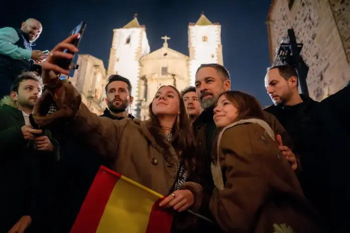 FOTOGRAFÍA. CÁCERES (EXTREMADURA) REINO DE ESPAÑA, 05 DE DICIEMBRE DE 2025. Elecciones autonómicas Extremadura 21D | Los dirigentes de VOX: el presidente nacional de VOX y líder de Patriots of Europe, Santiago Abascal Conde; el candidato de VOX a presidir la Junta de Extremadura, Oscar Fernández Calle; el senador por Extremadura y candidato por Badajoz a la Asamblea de Extremadura, Ángel Pelayo Gordillo; y el portavoz del Grupo Municipal de VOX en el Ayuntamiento de Cáceres, Eduardo María Gutiérrez Murillo (Eduardo Gutiérrez); registrado este viernes en Plaza de San Jorge de Cáceres, lugar elegido por VOX para iniciar la campaña electoral del 21 de diciembre en Extremadura. Lasvocesdelpueblo (Ñ Pueblo)