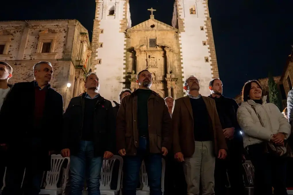FOTOGRAFÍA. CÁCERES (EXTREMADURA) REINO DE ESPAÑA, 05 DE DICIEMBRE DE 2025. Elecciones autonómicas Extremadura 21D | Los dirigentes de VOX: el presidente nacional de VOX y líder de Patriots of Europe, Santiago Abascal Conde; el candidato de VOX a presidir la Junta de Extremadura, Oscar Fernández Calle; el senador por Extremadura y candidato por Badajoz a la Asamblea de Extremadura, Ángel Pelayo Gordillo; y el portavoz del Grupo Municipal de VOX en el Ayuntamiento de Cáceres, Eduardo María Gutiérrez Murillo (Eduardo Gutiérrez); registrado este viernes en Plaza de San Jorge de Cáceres, lugar elegido por VOX para iniciar la campaña electoral del 21 de diciembre en Extremadura. Lasvocesdelpueblo (Ñ Pueblo)