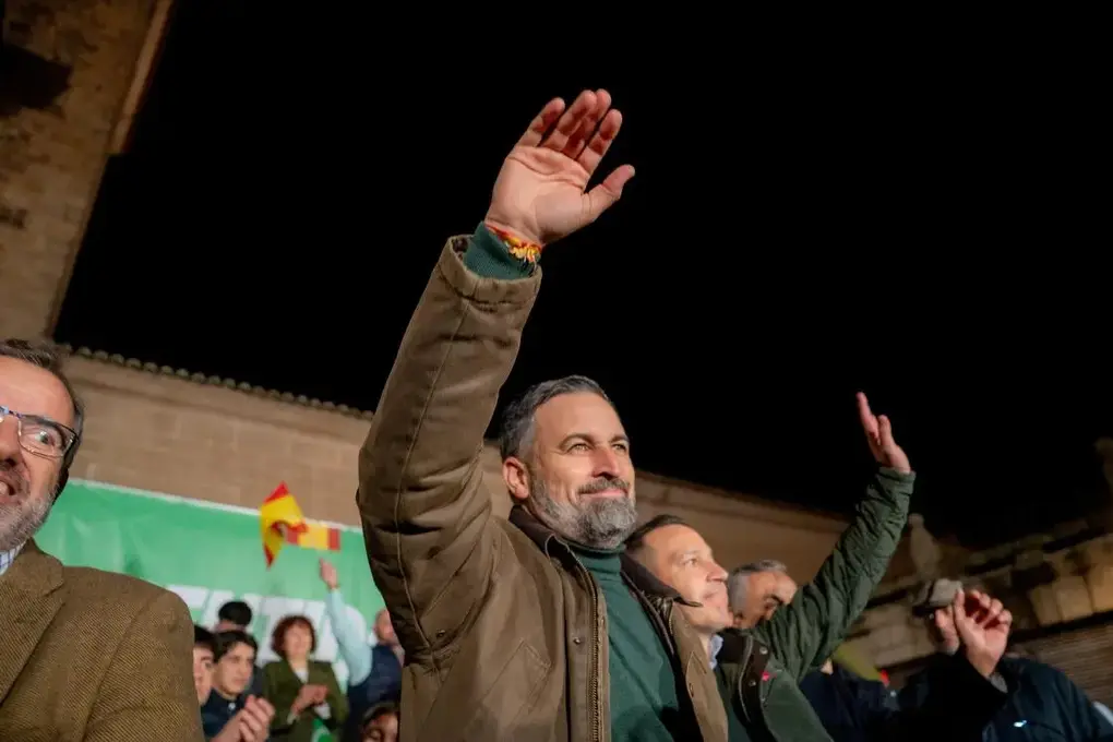 FOTOGRAFÍA. CÁCERES (EXTREMADURA) REINO DE ESPAÑA, 05 DE DICIEMBRE DE 2025. Elecciones autonómicas Extremadura 21D | Los dirigentes de VOX: el presidente nacional de VOX y líder de Patriots of Europe, Santiago Abascal Conde; el candidato de VOX a presidir la Junta de Extremadura, Oscar Fernández Calle (d); el senador por Extremadura y candidato por Badajoz a la Asamblea de Extremadura, Ángel Pelayo Gordillo (2i); y el portavoz del Grupo Municipal de VOX en el Ayuntamiento de Cáceres, Eduardo María Gutiérrez Murillo (Eduardo Gutiérrez); registrado este viernes en Plaza de San Jorge de Cáceres, lugar elegido por VOX para iniciar la campaña electoral del 21 de diciembre en Extremadura. Lasvocesdelpueblo (Ñ Pueblo)