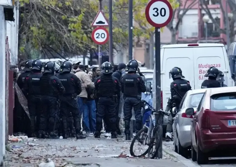 FOTOGRAFÍA. BADALONA (CATALUÑA) REINO DE ESPAÑA, 17 DE DICIEMBRE DE 2025. Los Mossos d'Esquadra han empezado a desalojar esta mañana el antiguo instituto B9 de Badalona (Barcelona), en donde residen decenas de personas, la mayoría inmigrantes ilegales o con papeles. Efe