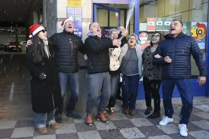 FOTOGRAFÍA. LA BAÑEZA (LEÓN) REINO DE ESPAÑA,  22 DE DICIEMBRE DE 2025. El Leonés ha repartido trescientos décimos del Gordo 79.432. Agraciados con el Gordo del Sorteo Extraordinario de la Lotería de Navidad, el 79.432, lo celebran en La Bañeza (León). Efe