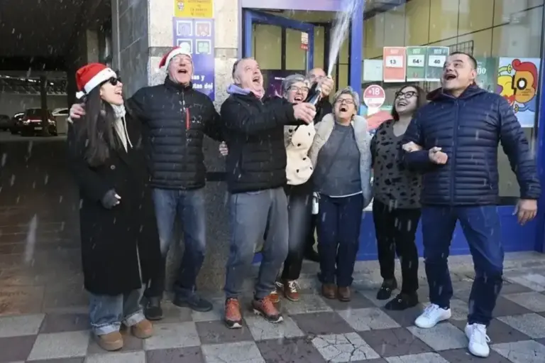FOTOGRAFÍA. LA BAÑEZA (LEÓN) REINO DE ESPAÑA,  22 DE DICIEMBRE DE 2025. El Leonés ha repartido trescientos décimos del Gordo 79.432. Agraciados con el Gordo del Sorteo Extraordinario de la Lotería de Navidad, el 79.432, lo celebran en La Bañeza (León). Efe