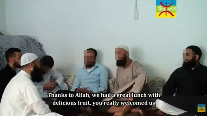 islamistas, Absueltos a los seis islamistas del vídeo Toufiq se fue a Siria FOTOGRAFÍA. BARCELONA (CATALUÑA) REINO DE ESPAÑA, 05 DE DICIEMBRE DE 2025. Detalle de una captura de un momento del vídeo "Toufiq se fue a Siria", cuyos seis protagonistas han sido absueltos por la Audiencia Nacional porque el visionado de las imágenes no permite alcanzar tal conclusión de ser constitutivo de un delito de adoctrinamiento por cuanto tenía como objetivo convencer a los musulmanes más proclives a los postulados yihadistas para unirse a las filas del Estado Islámico (EI) Estado Islámico de Irak y el Levante (EIIL) Estado Islámico de Irak y Siria (EIIS) Islamic State of Iraq and Syria (ISIS) Dáesh Daish, dicen los jueces en el fallo. Lasvocesdelpueblo (Ñ Pueblo)