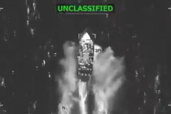 lancha terrorista, el Caribe FOTOGRAFÍA. OCÉANO PACÍFICO, 04 DE DICIEMBRE DE 2025. Detalle de una imagen que muestra una embarcación de individuos terroristas narcotraficantes del Caribe, una presunta organización terrorista llamada "Cartel de los Soles", antes de ser eliminada en aguas del océano Pacífico por el Ejercito de los Estados Unidos de América.Comando Sur de EEUU/Lasvocesdelpueblo (Ñ Pueblo)