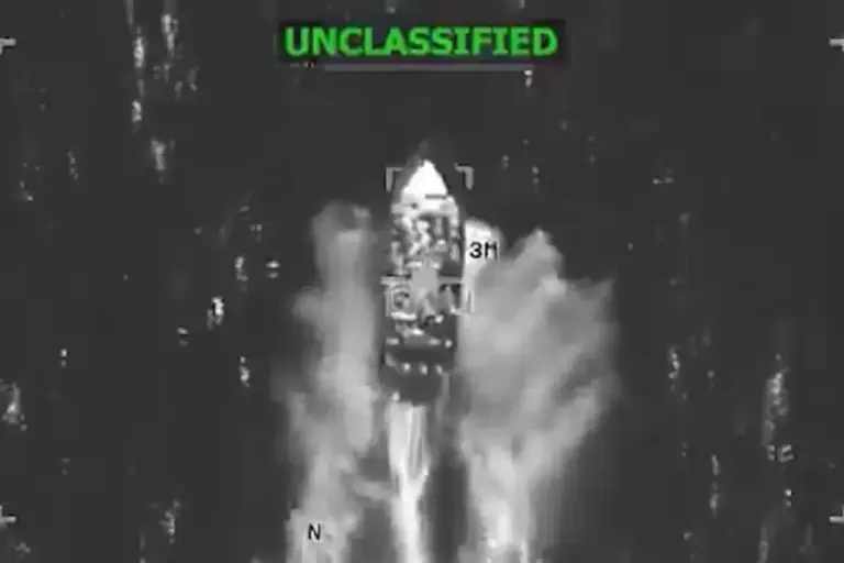 FOTOGRAFÍA. OCÉANO PACÍFICO, 04 DE DICIEMBRE DE 2025. Detalle de una imagen que muestra una embarcación de individuos terroristas narcotraficantes del Caribe, una presunta organización terrorista llamada "Cartel de los Soles", antes de ser eliminada en aguas del océano Pacífico por el Ejercito de los Estados Unidos de América.Comando Sur de EEUU/Lasvocesdelpueblo (Ñ Pueblo)