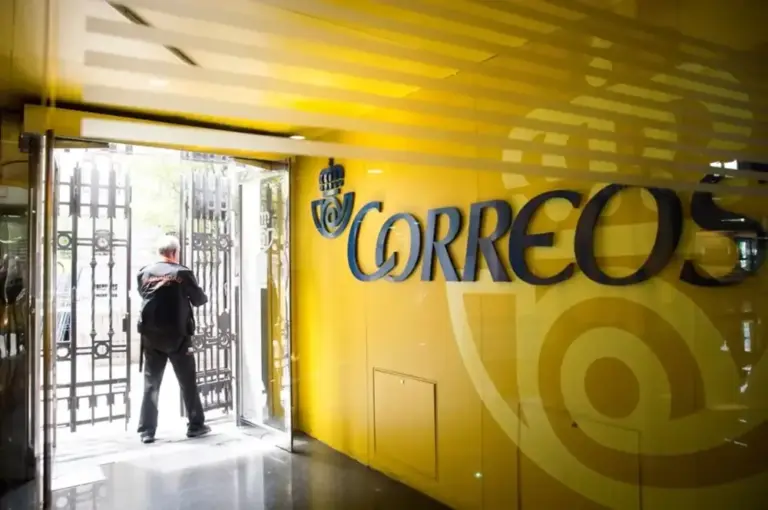 FOTOGRAFÍA. MADRID (REINO DE ESPAÑA), 12 DE DICIEMBRE DE 2025. El juez investiga Correos por contratos con Leire Díez. Detalle de la sede de la empresa pública española Correos y Telégrafos en Madrid, capital del Reino de España. Efe