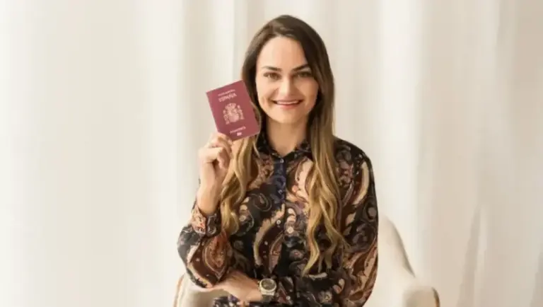 FOTOGRAFÍA. BARCELONA (CATALUÑA) REINO DE ESPAÑA, 19 DE DICIEMBRE DE 2025. Procesos nacionalidad España: denegaciones y Errores más frecuentes. Una joven mujer finaliza su proceso de nacionalización española tras recibir su pasaporte español, visiblemente feliz. Lasvocesdelpueblo (Ñ Pueblo)