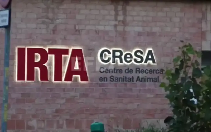 peste porcina, peste porcina africana,El origen de la Peste Porcina no es animal, es una cepa para vacunas FOTOGRAFÍA. BARCELONA (CATALUÑA) REINO DE ESPAÑA, 05 DE DICIEMBRE DE 2025. Fachada del Centro de Investigación en Sanidad Animal (CReSA), laboratorio de salud animal localizado en el Campus de la Universidad Autónoma de Barcelona, en Bellaterra, a apenas un kilómetro de donde hace unos días aparecieron los primeros ejemplares de jabalíes muertos. El Servicio de Protección de la Naturaleza (Seprona) de la Guardia Civil y los Mossos d'Esquadra investigarán conjuntamente el origen del virus de la peste porcina africana (PPA) detectado en 13 jabalíes muertos en el entorno del parque natural de Collserola (Barcelona), después de que un informe señale la posibilidad de que la cepa proceda de un laboratorio. Efe