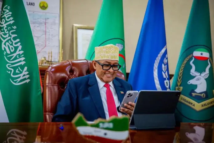 FOTOGRAFÍA. HARGEISA (REPÚBLICA DE SOMALILANDIA), 26 DE DICIEMBRE DE 2025. Una declaración Institucional del primer ministro de República de Somalilandia, Abdirahman Mohamed Abdallah (en la imagen, en directo con su homólogo Israel, Benjamín Netanyahu), reafirma la "valentía de de la República de Somalilandia en ser admitida en todas las organizaciones internacionales y regionales para cumplir las responsabilidades que esta asociación contiene", tras el primer reconocimiento oficial registrado este viernes por parte del Estado de Israel; un reconocimiento con efectos "inmediatos", afirmó Jerusalén, iniciando inmediatamente la cooperación total con Hargeisa, la capital de este nuevo país del noreste de África. Lasvocesdelpueblo (Ñ Pueblo)