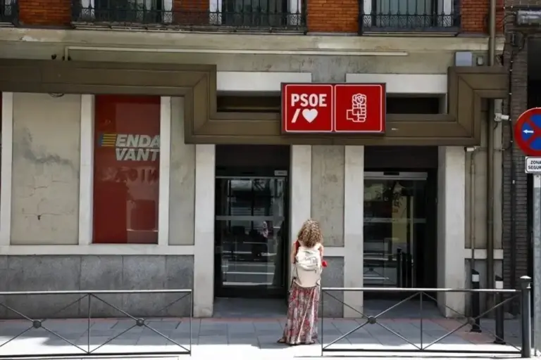 FOTOGRAFÍA. MADRID (REINO DE ESPAÑA), 03 DE DICIEMBRE DE 2025. Detalle de una imagen de la fachada de la sede nacional del Partido Socialista (PSOE) en calle Ferraz 70 de Madrid, capital del Reino de España. Efe