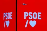 FOTOGRAFÍA. MADRID (REINO DE ESPAÑA), 12 DE DICIEMBRE DE 2025. Renuncia el alcalde del PSOE por acoso sexual. Detalle de u logotipo de la formación feminista que presuntamente defiende a las mujeres, Partido Socialista (PSOE), pero que presuntamente está lleno de presuntamente de maltratadores y depredadores sexuales. Muchos casos de acoso sexuales se están registrado en el PSOE. Efe