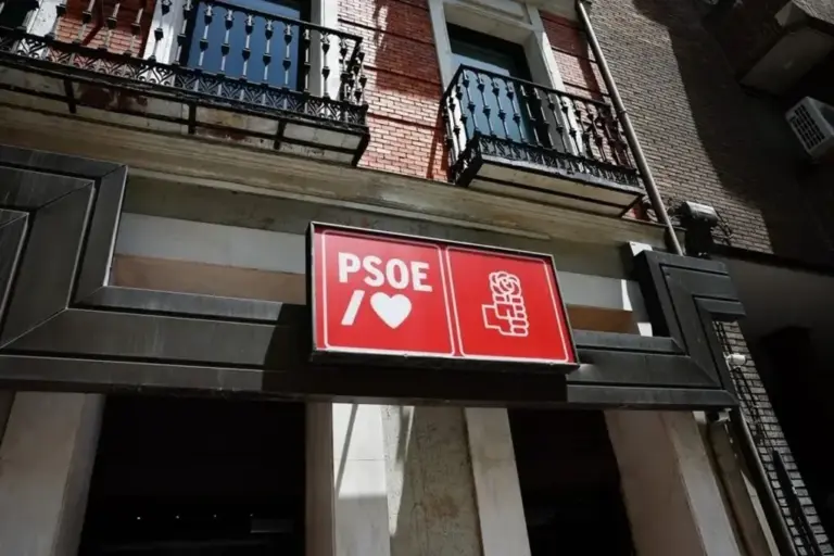 FOTOGRAFÍA. MADRID (REINO DE ESPAÑA), 03 DE DICIEMBRE DE 2025. Detalle de una imagen de la fachada de la sede nacional del Partido Socialista (PSOE) en calle Ferraz 70 de Madrid, capital del Reino de España. Efe