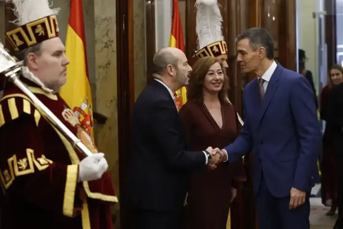 sanchez, 6D, Acoso sexual PSOE, Pedro Sánchez ofrece ayuda y niega connivencia (3) FOTOGRAFÍA. MADRID (REINO DE ESPAÑA), 06 DE DICIEMBRE DE 2025. Día de la Constitución Española del 1978, 47º Aniversario. El presidente del Gobierno y secretario general del PSOE, Pedro Sánchez Pérez-Castejón, participa en el acto institucional por el Día de la Constitución en el Congreso de los Diputados, junto a varios ministros, juristas y diputados del Congreso de los Diputados, salvo los de VOX España que han rechazado participar en ningún acto institucional con el régimen de Pedro Sánchez Pérez-Castejón y solo permitirán encuentros en los tribunales y en los plenos del Congreso para interrogarlo sobre la corrupción que afecta su entorno directo, ministros y altos cargos de su partido. Efe